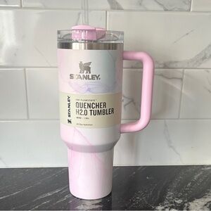 NWT Stanley FlowState Quencher H2.0 Tumbler
Watercolor Tulle Tie Dye